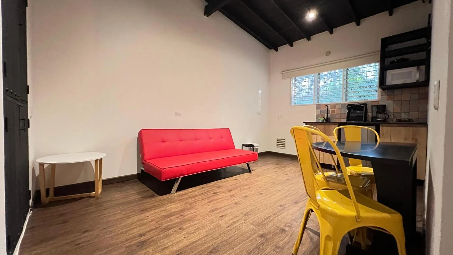 Studio In Poblado Near Envigado Frn103 By Roots Rentals ميديلين 0*,